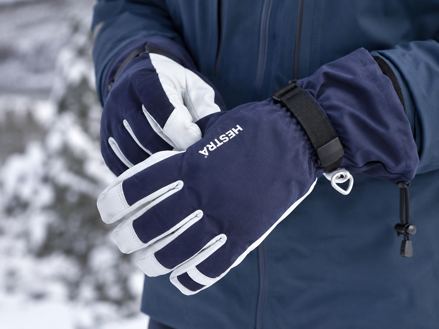 How to Choose the Right Ski Gloves for Warm, Comfortable Days on the Mountain