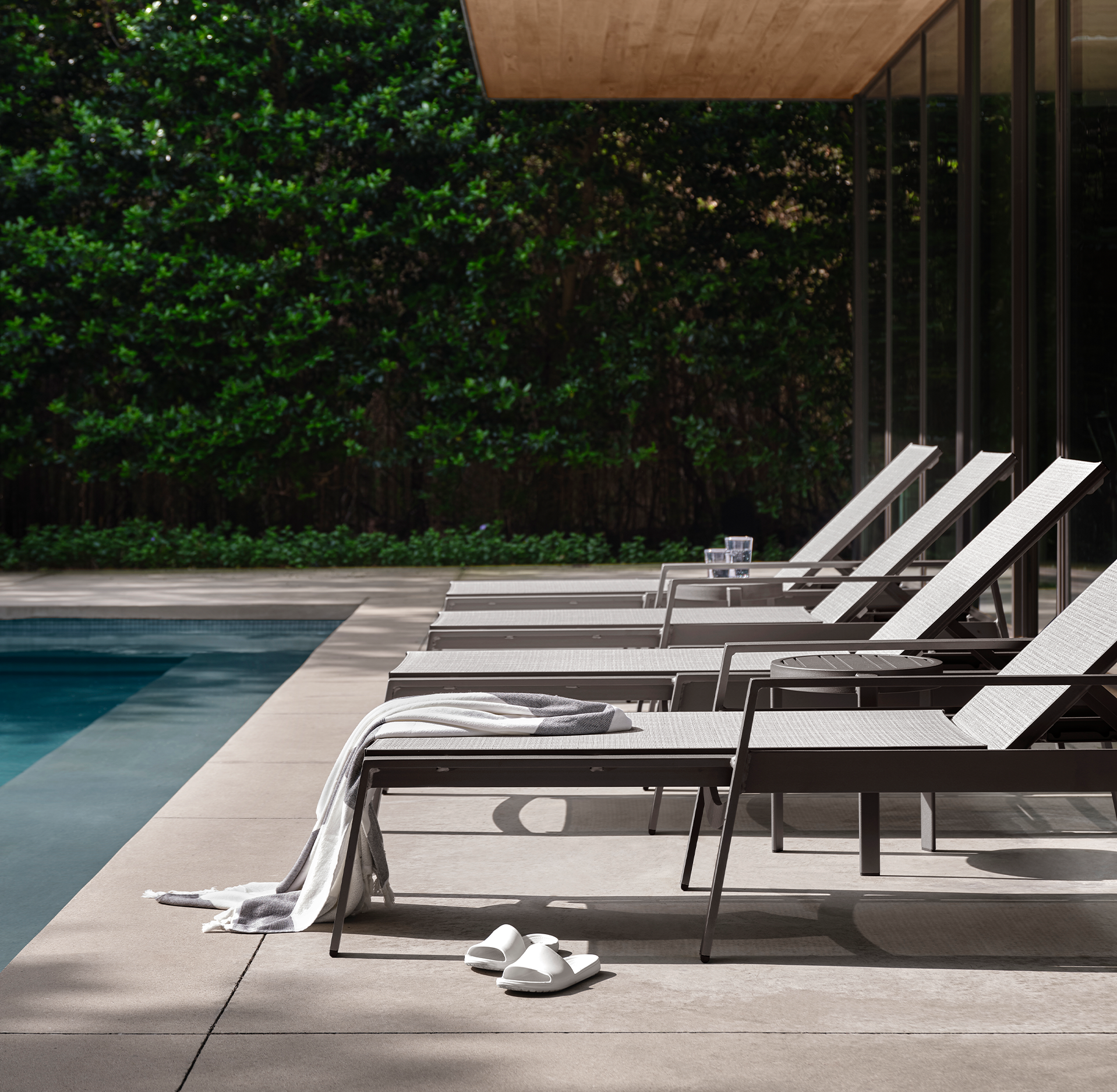 Woodard Hudson Dining and Seating Textured Black / Charm Grey (311 Grade B) / Adjustable Chaise Lounge with Arms