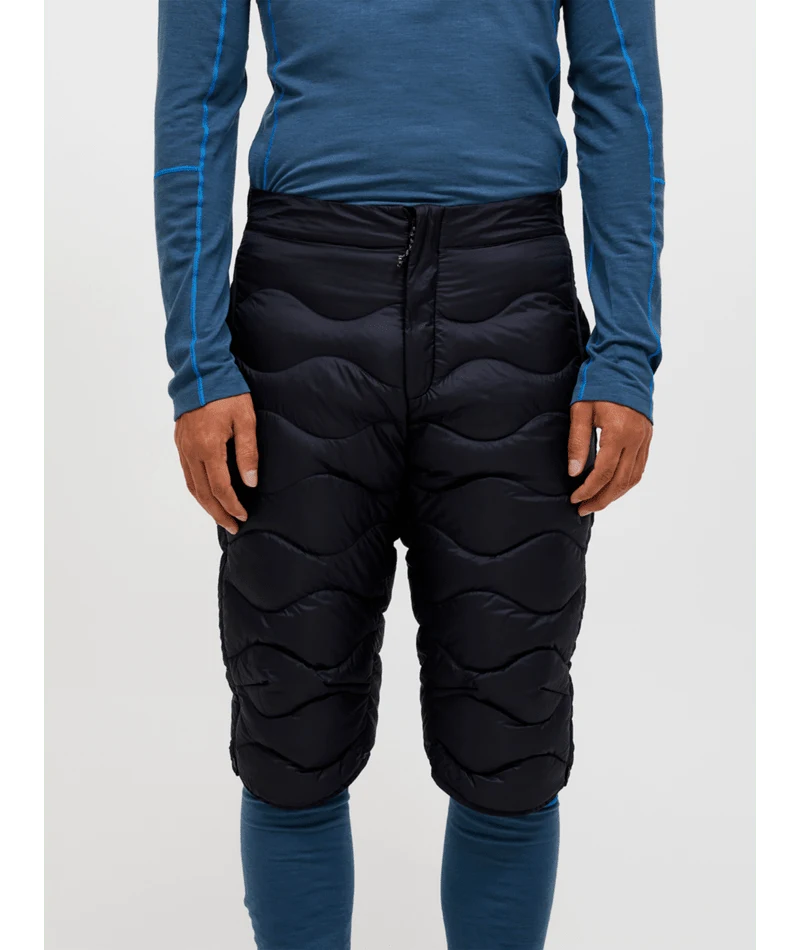 Peak Performance Helium Down Shorts Men in Black, on-model close view